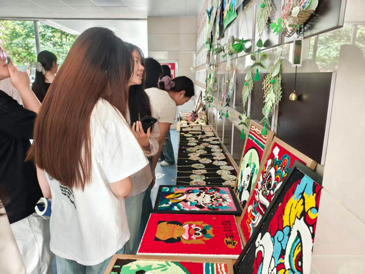 巧手绘童心、技能展风采